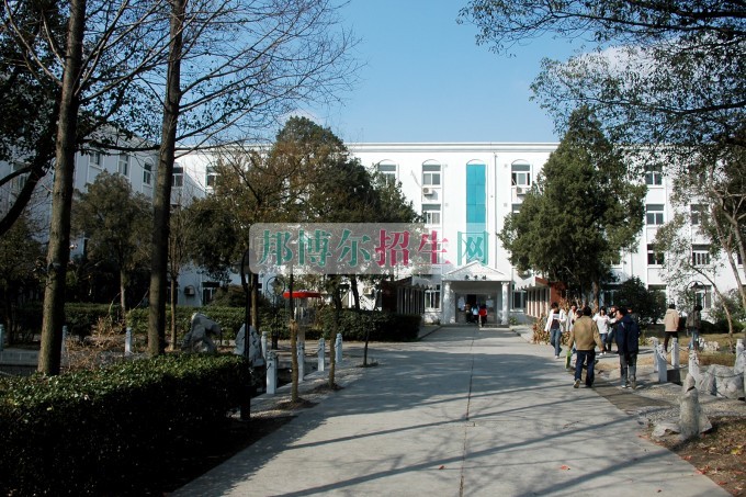 上海工商職業(yè)技術(shù)學院招生辦聯(lián)系電話