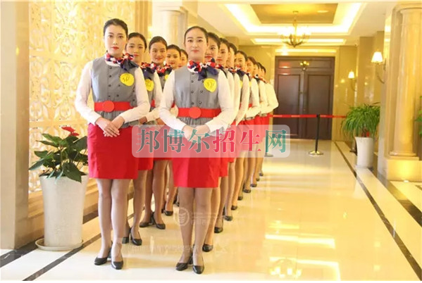 成都航空旅游職業(yè)學校開啟新學期首場招聘，場面火爆美女如云