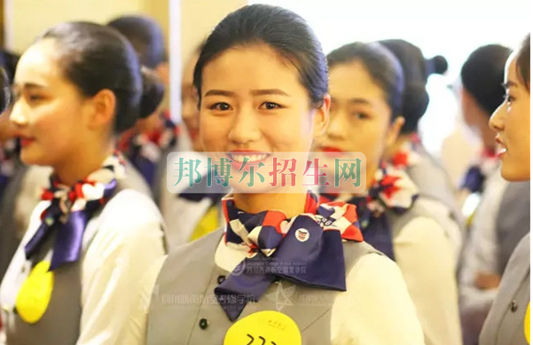 成都航空旅游職業(yè)學校開啟新學期首場招聘，場面火爆美女如云