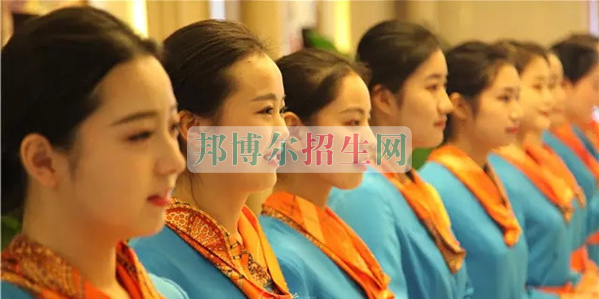 成都航空旅游職業(yè)學校開啟新學期首場招聘，場面火爆美女如云
