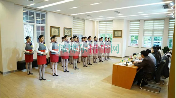 成都航空旅游職業(yè)學校開啟新學期首場招聘，場面火爆美女如云
