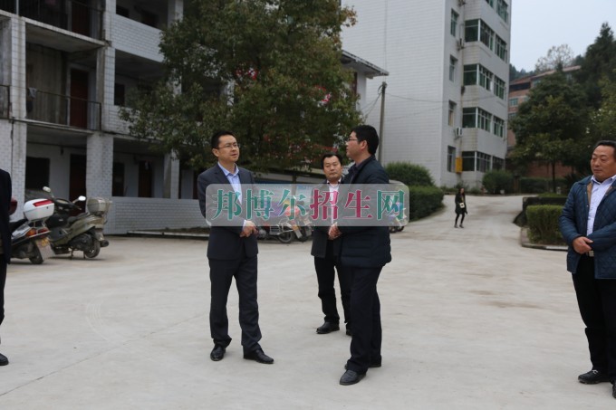 縣教科體局黨委書記、局長(zhǎng)馮遼平深入平昌縣西興職業(yè)中學(xué)調(diào)研
