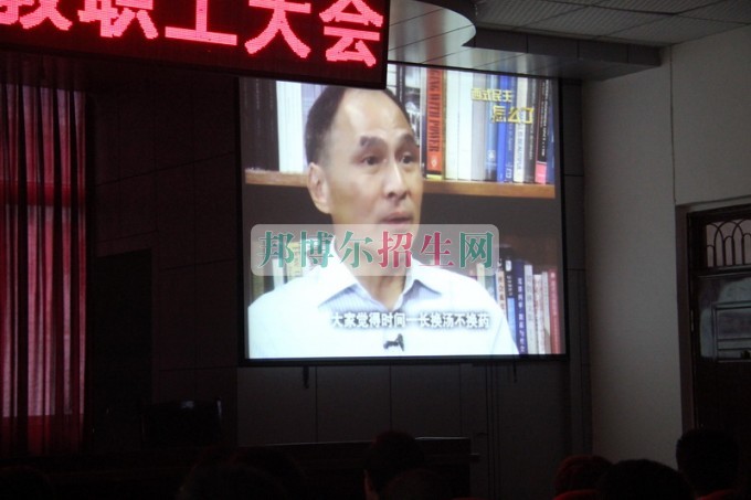 四川省南江縣職業(yè)中學(xué)教師學(xué)習觀看“西式民主怎么了”專題片