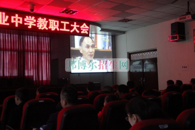 四川省南江縣職業(yè)中學(xué)教師學(xué)習觀看“西式民主怎么了”專題片