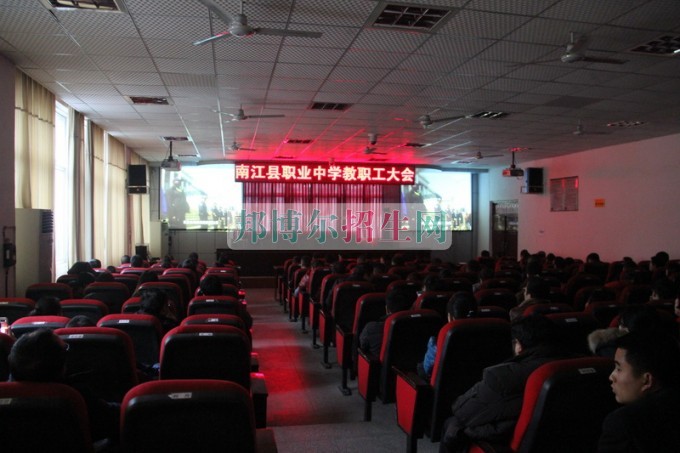 四川省南江縣職業(yè)中學(xué)教師學(xué)習觀看“西式民主怎么了”專題片