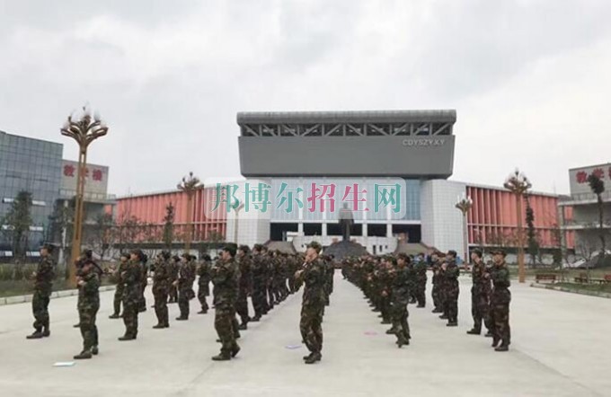 西翔航空學院青神校區(qū)首批新生軍訓(xùn)火熱進行