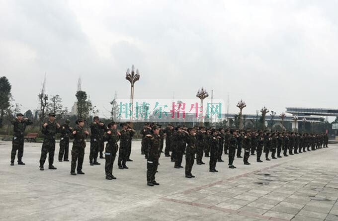 西翔航空學院青神校區(qū)首批新生軍訓(xùn)火熱進行