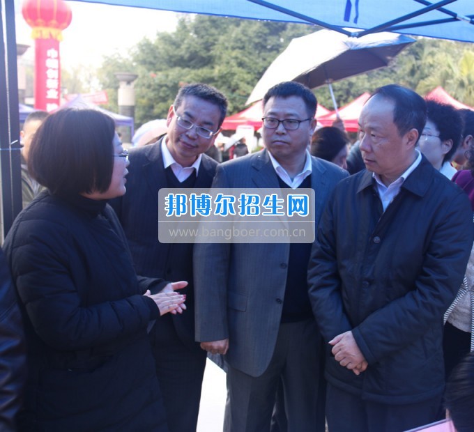 南充師范學(xué)?；ㄩ_(kāi)滿堂盛世春——南充師范歡慶“三八”節(jié)
