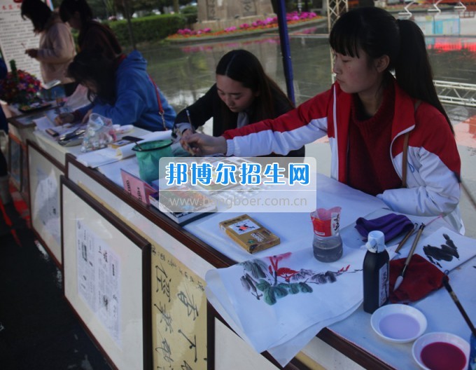 南充師范學(xué)?；ㄩ_(kāi)滿堂盛世春——南充師范歡慶“三八”節(jié)