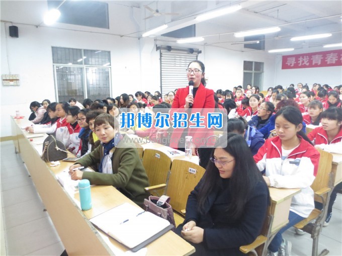 南充師范學(xué)?；ㄩ_(kāi)滿堂盛世春——南充師范歡慶“三八”節(jié)