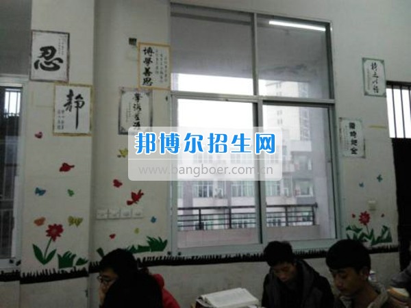 四川省宜賓市南溪區(qū)職業(yè)高級(jí)中學(xué)校數(shù)控專(zhuān)業(yè)部開(kāi)展教室美化活動(dòng)