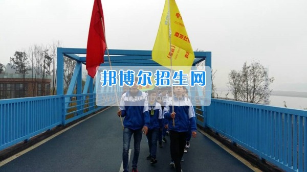 四川省宜賓市南溪區(qū)職業(yè)高級中學(xué)校舉行勵(lì)志環(huán)保拉練活動(dòng)