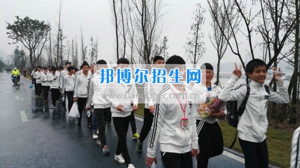 四川省宜賓市南溪區(qū)職業(yè)高級中學(xué)校舉行勵(lì)志環(huán)保拉練活動(dòng)