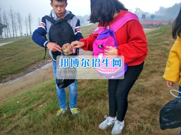 四川省宜賓市南溪區(qū)職業(yè)高級中學(xué)校舉行勵(lì)志環(huán)保拉練活動(dòng)
