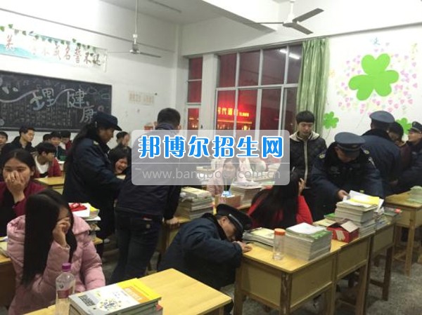 四川省宜賓市南溪區(qū)職業(yè)高級中學(xué)校計算機(jī)應(yīng)用專業(yè)部扎實進(jìn)行安全檢查