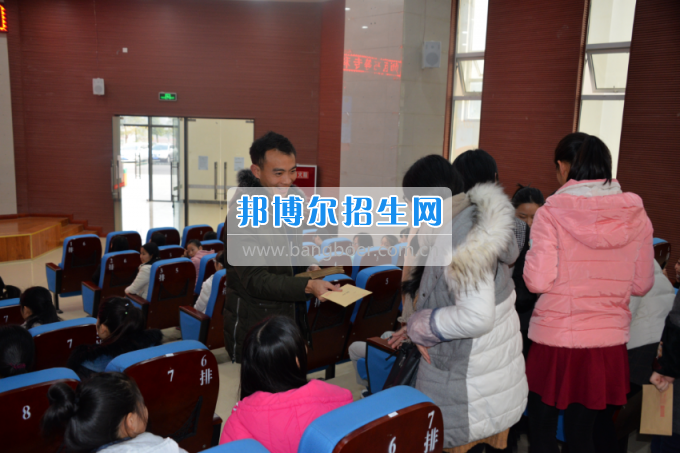 川南幼兒師范高等?？茖W(xué)校開展為困難學(xué)生送溫暖活動