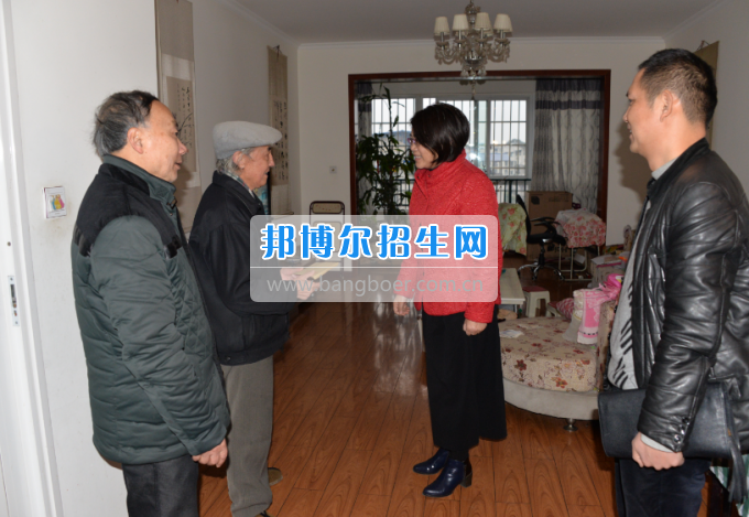 川南幼兒師范高等?？茖W校領(lǐng)導帶隊慰問生活困難教職工、老黨員和老干部