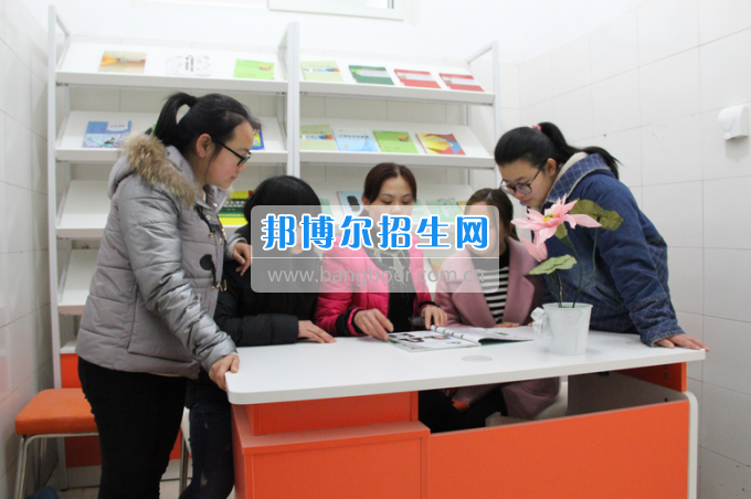 川南幼兒師范高等?？茖W校黨團工作站、圖書漂流站在學生公寓正式運行