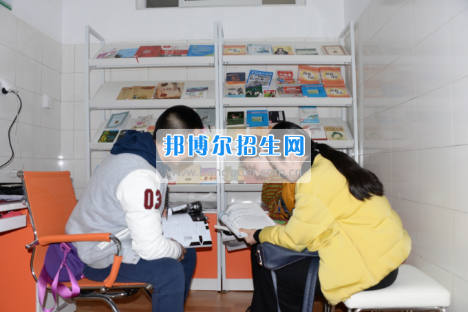 川南幼兒師范高等?？茖W校黨團工作站、圖書漂流站在學生公寓正式運行