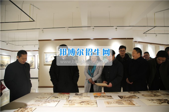 四川音樂(lè)學(xué)院黨委書(shū)記、院長(zhǎng)林戈?duì)柦淌谝恍械酱ū庇變簬煼陡叩葘?zhuān)科學(xué)校考察