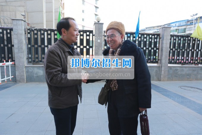 川北幼兒師范高等?？茖W(xué)校黨委書(shū)記張斌走訪慰問(wèn)學(xué)校離退休老同志