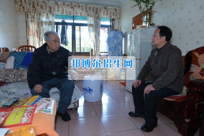 川北幼兒師范高等?？茖W(xué)校黨委書(shū)記張斌走訪慰問(wèn)學(xué)校離退休老同志