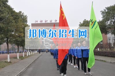 四川省什邡市職業(yè)中專學(xué)校拉練路上，我們擼起袖子邁步向前