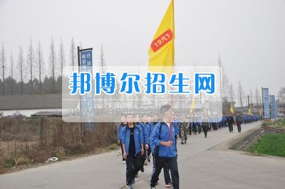 四川省什邡市職業(yè)中專學(xué)校拉練路上，我們擼起袖子邁步向前