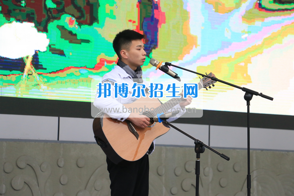成都市洞子口職業(yè)高級中學(xué)舉行“成都，因我更美麗”主題開學(xué)典禮