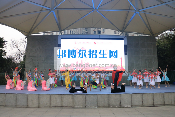 成都市洞子口職業(yè)高級中學(xué)舉行“成都，因我更美麗”主題開學(xué)典禮