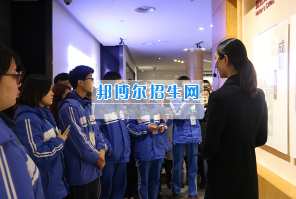 成都市洞子口職業(yè)高級中學(xué)舉行“成都，因我更美麗”主題開學(xué)典禮