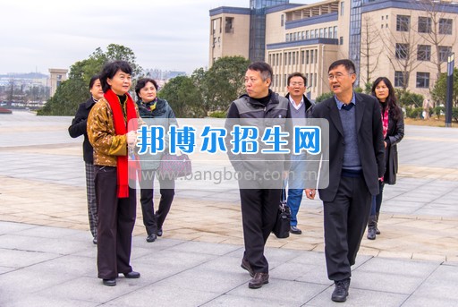 興義民族師范學(xué)院劉照惠校長率隊到省屬高?？疾旌笄诠芾砉ぷ? width=