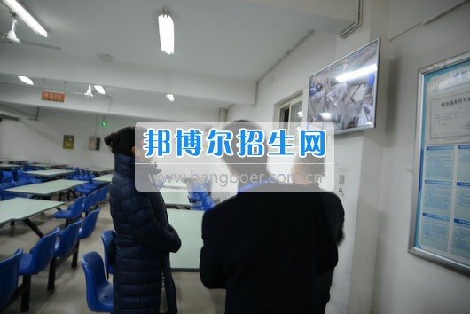 青羊區(qū)教育局機關黨委書記劉立頻赴成都市青蘇職業(yè)中專學校視察開學準備工作