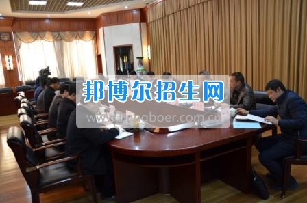 州委、州政府主要領(lǐng)導(dǎo)調(diào)研大理衛(wèi)校整體搬遷建設(shè)工作  2月10日下午，州委書記陳堅(jiān)和州委副書記、州長楊健等領(lǐng)導(dǎo)蒞臨大理衛(wèi)校(大理護(hù)理職業(yè)學(xué)院)海東新校區(qū)，對學(xué)校整體搬遷項(xiàng)目建設(shè)情況進(jìn)行實(shí)地調(diào)研，并在龍山國際會(huì)議中心主持召開推進(jìn)大理衛(wèi)校(大理護(hù)理職業(yè)學(xué)院)整體搬遷建設(shè)專題會(huì)議。楊泓濤校長代表學(xué)校匯報(bào)了學(xué)校的工作情況，海開委、州衛(wèi)計(jì)委、州教育局、州財(cái)政局、州發(fā)改委、州委編辦、州人社局、州審計(jì)局等部門領(lǐng)導(dǎo)對大理衛(wèi)校(大理護(hù)理職業(yè)學(xué)院)整體搬遷建設(shè)情況進(jìn)行了匯報(bào)說明。   會(huì)上,陳堅(jiān)書記強(qiáng)調(diào),各主管部門要站在促進(jìn)全州教育、衛(wèi)生事業(yè)發(fā)展的高度，加強(qiáng)協(xié)調(diào)聯(lián)動(dòng),幫助解決大理衛(wèi)校整體搬遷工作推進(jìn)上的瓶頸問題,以高標(biāo)準(zhǔn)、嚴(yán)要求組織驗(yàn)收和掃尾工作，保證施工安全、建筑安全及搬遷后的校園安全。楊健州長重申了實(shí)現(xiàn)整體搬遷的意義，并要求學(xué)校要在升格組建大理護(hù)理職業(yè)學(xué)院的同時(shí)，保留大理衛(wèi)校的牌子和教學(xué)優(yōu)勢，不斷提高辦學(xué)質(zhì)量，擴(kuò)大辦學(xué)規(guī)模，為全州衛(wèi)生事業(yè)發(fā)展輸送更多優(yōu)質(zhì)人才。   此次調(diào)研和座談會(huì)充分體現(xiàn)了州委、州政府對于學(xué)校整體搬遷建設(shè)的高度重視，也為學(xué)校發(fā)展指明了方向。學(xué)校領(lǐng)導(dǎo)對州委、州政府長期以來對學(xué)校的關(guān)心和支持致以衷心的感謝，并表示將按照會(huì)議的相關(guān)要求，抓實(shí)各項(xiàng)搬遷準(zhǔn)備工作，確保按時(shí)完成搬遷辦學(xué)。多措并舉做好資金籌措和師資隊(duì)伍建設(shè)，齊心協(xié)力將大理衛(wèi)校(大理護(hù)理職業(yè)學(xué)院)打造成為一所具有特色的一流高等護(hù)理職業(yè)院校。
