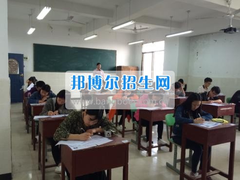 四川三河職業(yè)學(xué)院五年制轉(zhuǎn)錄考試工作圓滿結(jié)束  4月6日-7日，根據(jù)《四川三河職業(yè)學(xué)院2017年五年制轉(zhuǎn)錄考核方案》要求，2017年五年制轉(zhuǎn)錄考試在聯(lián)辦學(xué)校合江少岷職業(yè)技術(shù)學(xué)校張灣校區(qū)舉行，考試由教務(wù)處丁小林副處長組織，少岷職校有關(guān)領(lǐng)導(dǎo)共同配合開展，考試組織嚴密、紀律正常、圓滿完成了2017年五年制轉(zhuǎn)錄考試工作。