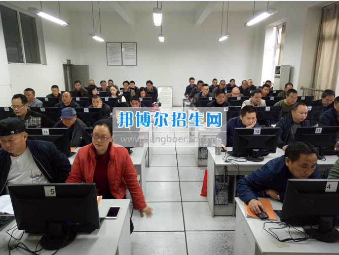 內(nèi)江市鐵路機(jī)械學(xué)校首期“特種設(shè)備、特種作業(yè)人員安全技術(shù)培訓(xùn)班”順利結(jié)業(yè)