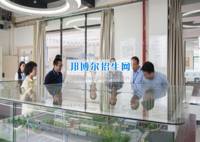四川省一帶一路促進會會長林忠清一行來四川省經濟管理學校參觀考察，共同商建“一帶一路國際職業(yè)教育中心”
