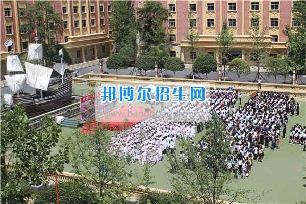 2017年成都希望幼師學(xué)校師生齊聚感恩廣場(chǎng)開展紀(jì)念活動(dòng)