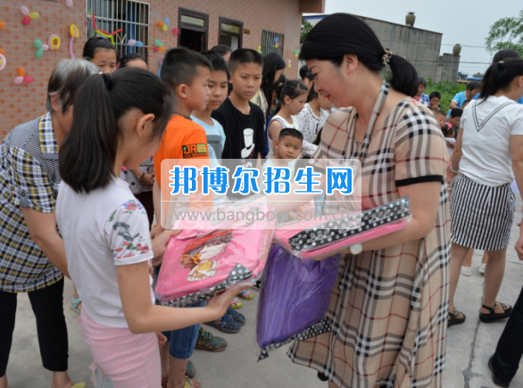 川南幼兒師范高等專科學(xué)校在前進(jìn)村留守兒童之家舉行慶“六一“活動(dòng)