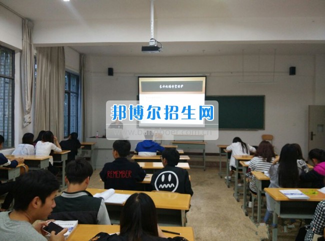 云南商務(wù)職業(yè)學院召開“機場凈空安全保護”主題班會