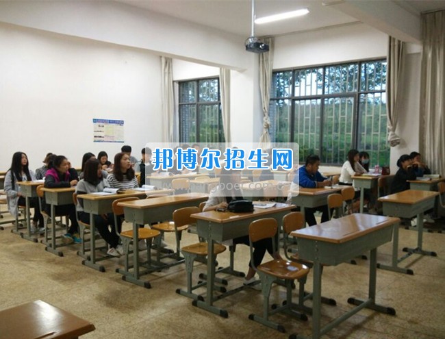 云南商務(wù)職業(yè)學院召開“機場凈空安全保護”主題班會