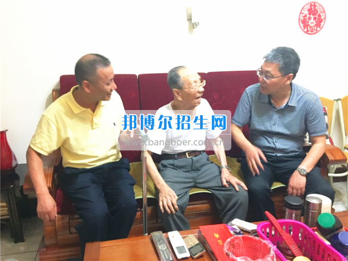成都中醫(yī)藥大學(xué)領(lǐng)導(dǎo)走訪慰問老黨員、困難黨員和群眾代表
