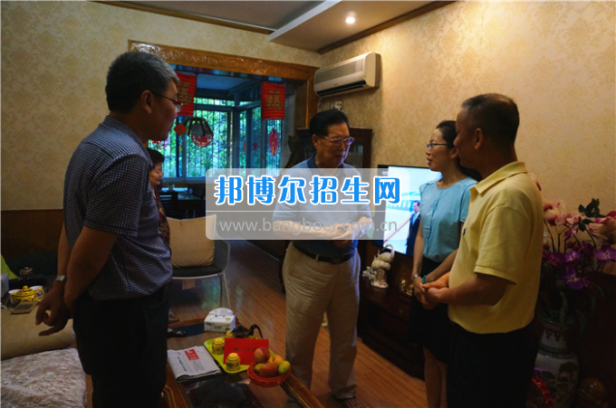成都中醫(yī)藥大學(xué)領(lǐng)導(dǎo)走訪慰問老黨員、困難黨員和群眾代表