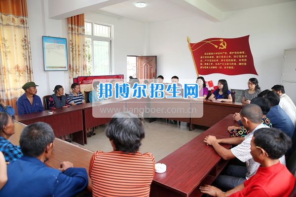 雅安職業(yè)技術(shù)學(xué)院石靜院長帶隊(duì)到天全縣新華鄉(xiāng)銅山村看望慰問困難黨員群眾