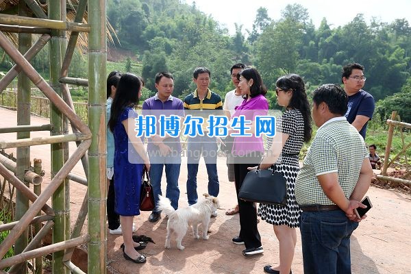 雅安職業(yè)技術(shù)學(xué)院石靜院長帶隊(duì)到天全縣新華鄉(xiāng)銅山村看望慰問困難黨員群眾