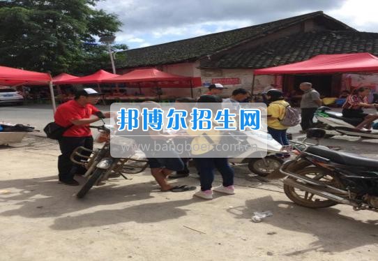 貴州大學(xué)科技學(xué)院暑期社會(huì)實(shí)踐服務(wù)團(tuán)好花紅分隊(duì)深入九門村、金田村、好花紅村開展禁毒防艾宣傳