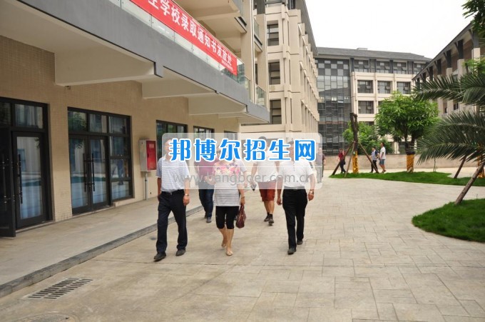 　　攀枝花學(xué)院土木工程學(xué)院副校長石維富帶隊檢查康養(yǎng)學(xué)院后勤準備工作  　　7月10日，攀枝花學(xué)院土木工程學(xué)院副校長石維富帶領(lǐng)學(xué)生處、后管處、網(wǎng)計中心、后勤集團、宣傳部、康養(yǎng)學(xué)院、花舞人間公司相關(guān)負責人一同視察了康養(yǎng)學(xué)院后勤保障準備工作。  　　石維富主要檢查了學(xué)生寢室、教室、實驗室、食堂、運動場等校園環(huán)境設(shè)施的準備情況。相關(guān)單位對準備工作中存在的問題提出了具體整改意見。最后石維富要求相關(guān)單位積極配合花舞人間公司做好開學(xué)前準備工作，并希望花舞人間公司加快工作進度，確保在開學(xué)前各項準備工作保質(zhì)保量完成。  　　