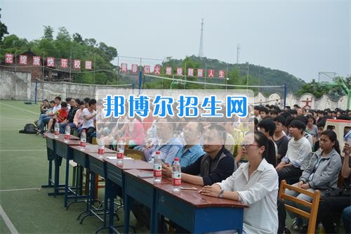 　　我校隆重舉行2017年預(yù)備班學(xué)生“各展所長，揚帆起航”文藝匯演  　　為了豐富同學(xué)們的課余生活，提高同學(xué)們的文藝素養(yǎng)，增強(qiáng)班級間的凝聚力和親和力。6月2日晚，我校在球類運動場舉辦了預(yù)備班“各展所長，揚帆起航”學(xué)生文藝匯演，全體預(yù)備班學(xué)生和職高部學(xué)生共800多名以及20多名教職工觀看了演出。  　　此次文藝匯演的節(jié)目內(nèi)容形式多樣、內(nèi)容豐富，激情的開場舞——《GOODBOY》中拉開了帷幕，伴隨著一陣陣掌聲，歌舞、小品、朗誦、相聲等精心準(zhǔn)備的22個精彩的節(jié)目為觀眾呈現(xiàn)了一道豐富的視聽盛宴，最后全體師生齊唱的《難忘今宵》把本場文藝匯演推向了高潮，掌聲和歡呼聲此起彼伏，臺上臺下成了一片激情四溢的海洋，本場文藝匯演畫上了圓滿的句號。  　　此次文藝匯演演出的成功舉辦，充分彰顯了我校預(yù)備班學(xué)生的個性，讓預(yù)備班學(xué)生充分感受到育才職高的魅力。