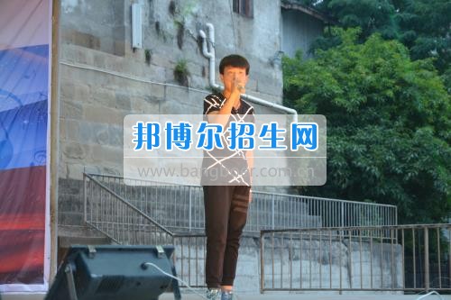 　　我校隆重舉行2017年預(yù)備班學(xué)生“各展所長，揚帆起航”文藝匯演  　　為了豐富同學(xué)們的課余生活，提高同學(xué)們的文藝素養(yǎng)，增強(qiáng)班級間的凝聚力和親和力。6月2日晚，我校在球類運動場舉辦了預(yù)備班“各展所長，揚帆起航”學(xué)生文藝匯演，全體預(yù)備班學(xué)生和職高部學(xué)生共800多名以及20多名教職工觀看了演出。  　　此次文藝匯演的節(jié)目內(nèi)容形式多樣、內(nèi)容豐富，激情的開場舞——《GOODBOY》中拉開了帷幕，伴隨著一陣陣掌聲，歌舞、小品、朗誦、相聲等精心準(zhǔn)備的22個精彩的節(jié)目為觀眾呈現(xiàn)了一道豐富的視聽盛宴，最后全體師生齊唱的《難忘今宵》把本場文藝匯演推向了高潮，掌聲和歡呼聲此起彼伏，臺上臺下成了一片激情四溢的海洋，本場文藝匯演畫上了圓滿的句號。  　　此次文藝匯演演出的成功舉辦，充分彰顯了我校預(yù)備班學(xué)生的個性，讓預(yù)備班學(xué)生充分感受到育才職高的魅力。