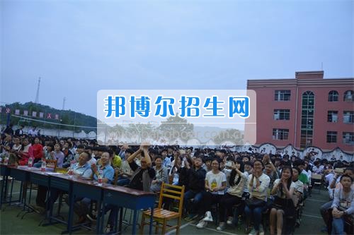 　　我校隆重舉行2017年預(yù)備班學(xué)生“各展所長，揚帆起航”文藝匯演  　　為了豐富同學(xué)們的課余生活，提高同學(xué)們的文藝素養(yǎng)，增強(qiáng)班級間的凝聚力和親和力。6月2日晚，我校在球類運動場舉辦了預(yù)備班“各展所長，揚帆起航”學(xué)生文藝匯演，全體預(yù)備班學(xué)生和職高部學(xué)生共800多名以及20多名教職工觀看了演出。  　　此次文藝匯演的節(jié)目內(nèi)容形式多樣、內(nèi)容豐富，激情的開場舞——《GOODBOY》中拉開了帷幕，伴隨著一陣陣掌聲，歌舞、小品、朗誦、相聲等精心準(zhǔn)備的22個精彩的節(jié)目為觀眾呈現(xiàn)了一道豐富的視聽盛宴，最后全體師生齊唱的《難忘今宵》把本場文藝匯演推向了高潮，掌聲和歡呼聲此起彼伏，臺上臺下成了一片激情四溢的海洋，本場文藝匯演畫上了圓滿的句號。  　　此次文藝匯演演出的成功舉辦，充分彰顯了我校預(yù)備班學(xué)生的個性，讓預(yù)備班學(xué)生充分感受到育才職高的魅力。